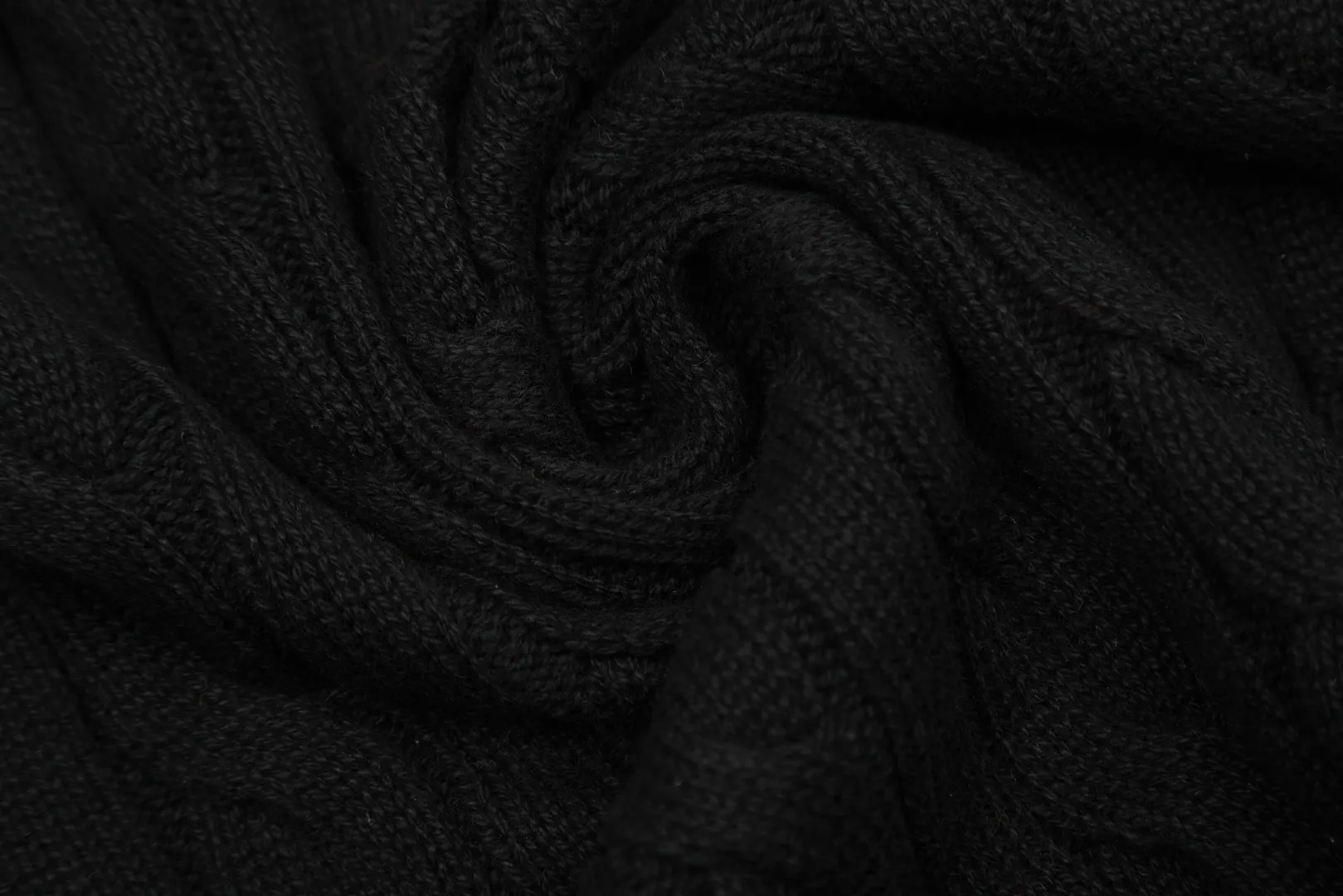 P220 Top quality" Style number: DS012# (not off the shelves all year round) [Ralph Lauren round neck solid color pony embroidered logo twist knitted sweater] ✅Ralph Lauren Ralph Lauren classic basic versatile unisex knitted pullover round neck sweater ✅Main supplier platform live broadcast Wholesale entity Replenish when out of stock Not off the shelf ✅ZP quality 1:1 version Scan the code to enter the GF website Counter quality ✅Detailed quality is the only one in Guangzhou Imported quality cotton yarn, focusing on high-end, cost-effective, good quality needless to say ✅The version is restored to the original order, the maximum size can be worn up to 190 pounds, loose, comfortable and stress-free ✅The upper body is simple and easy to match, ootd must-have style, good-looking clothes are never picky, a must-have in couples' wardrobes.